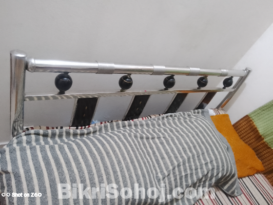 স্টিলের খাট এবং জাজিম